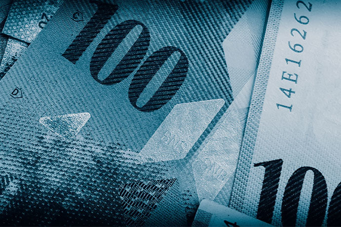 Banknoten, 100 Franken, welche symbolisieren, dass man bei Swiss Neo Trading Kosten spart. 