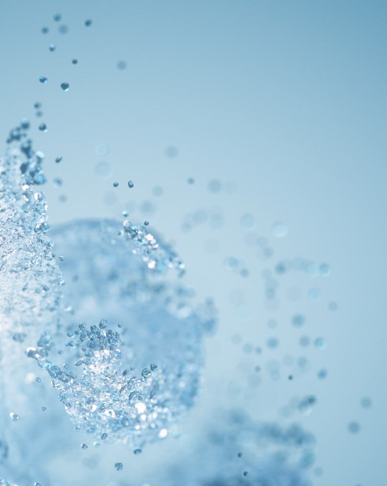 Hochkonzentrierter Reinigungstab wird in Wasser aufgelöst