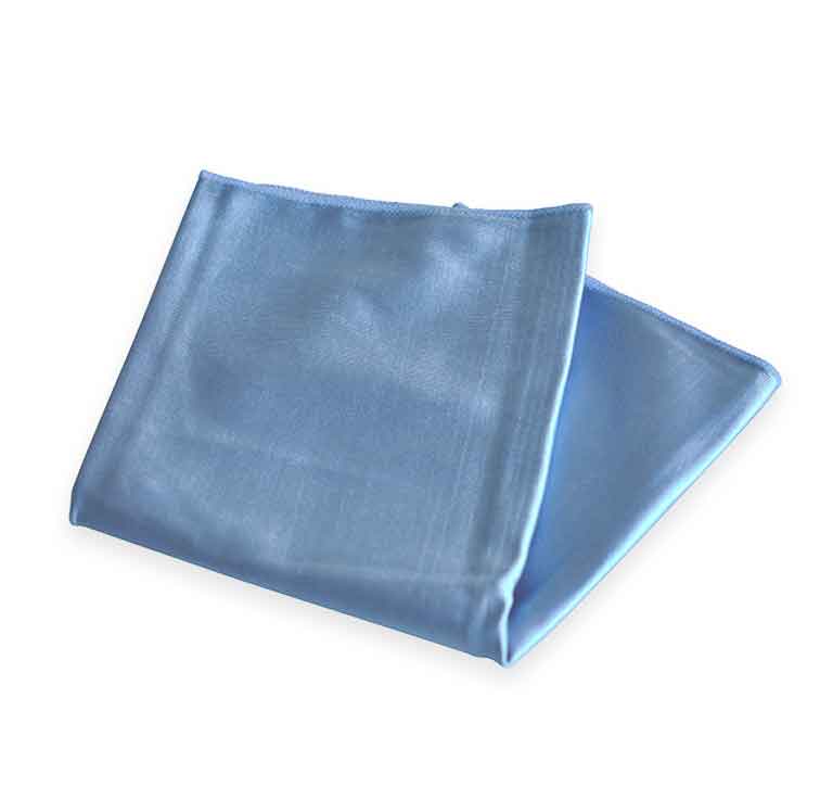 Ein blaues Universal-Mikrofaser-Tuch, das sich ideal für die Reinigung von Scheiben und Spiegel oder aber für Böden eignet. 